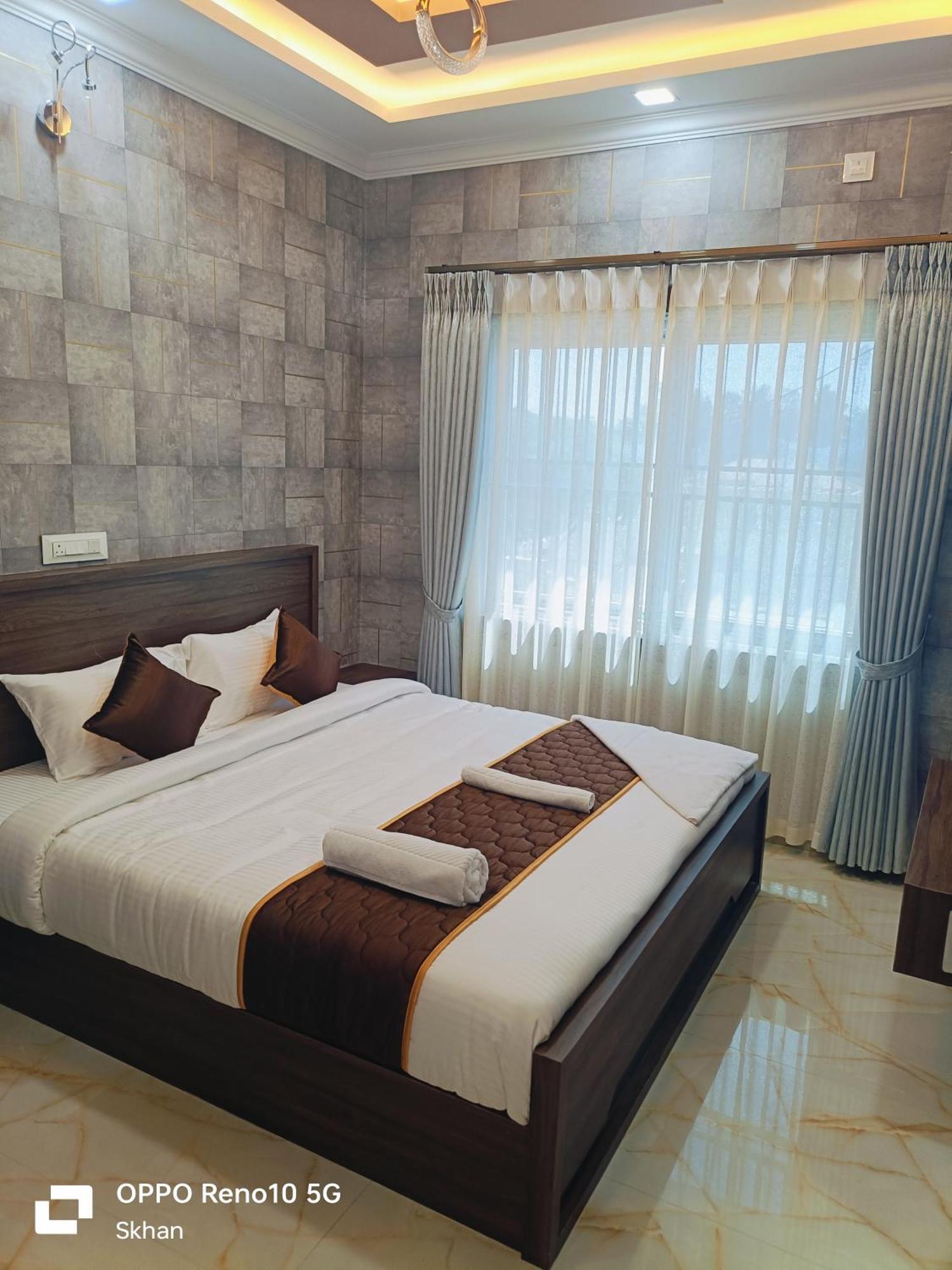 Golden Residency Hotel กูชาลนาการ์ ภายนอก รูปภาพ